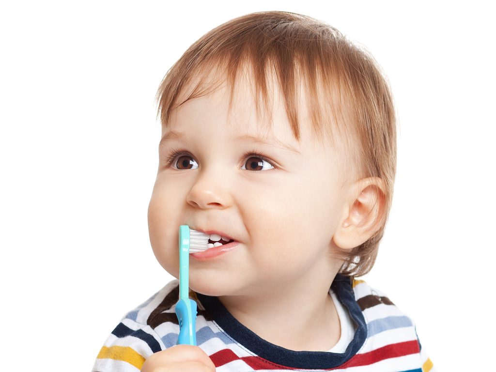 Como cuidar dos primeiros dentes do bebê?