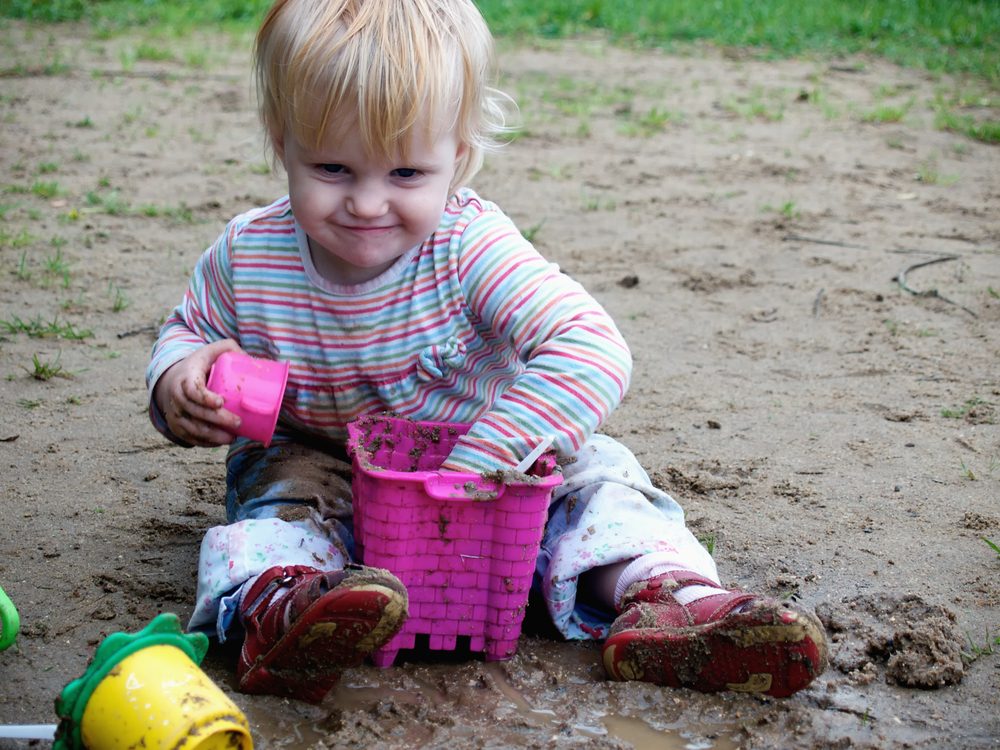 Meu bebê comeu areia da praia ou terra: O que fazer?