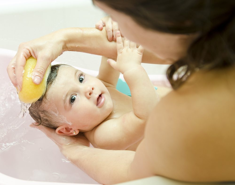O primeiro banho de esponja do meu bebê