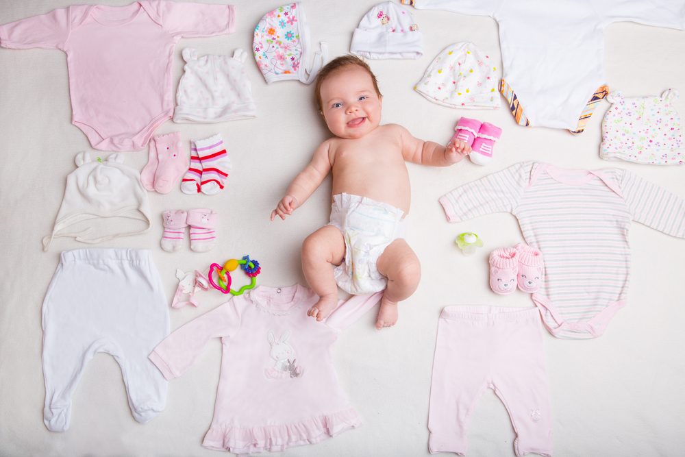 Como colocar e tirar as roupas do meu bebê?