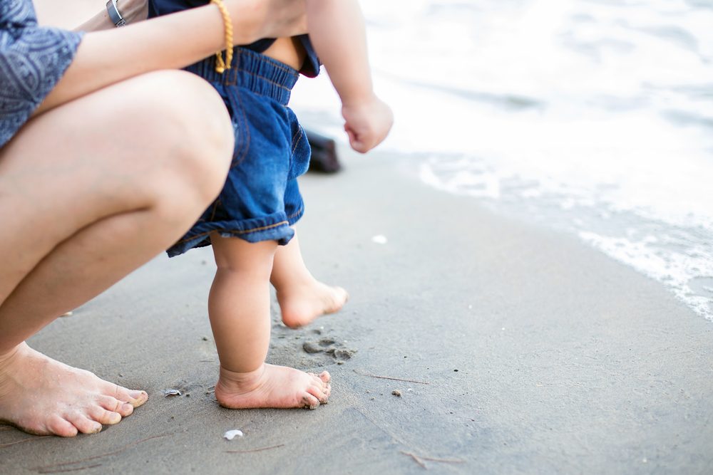 Bebê na praia: 6 cuidados para ter com seu pequeno