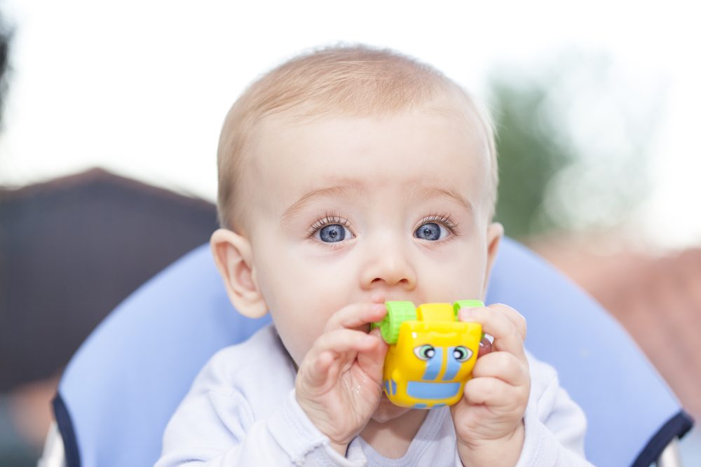 Por que meu bebê coloca tudo na boca?