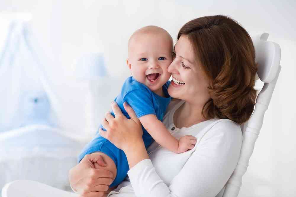 Quais são os benefícios de cantar para o seu bebê?