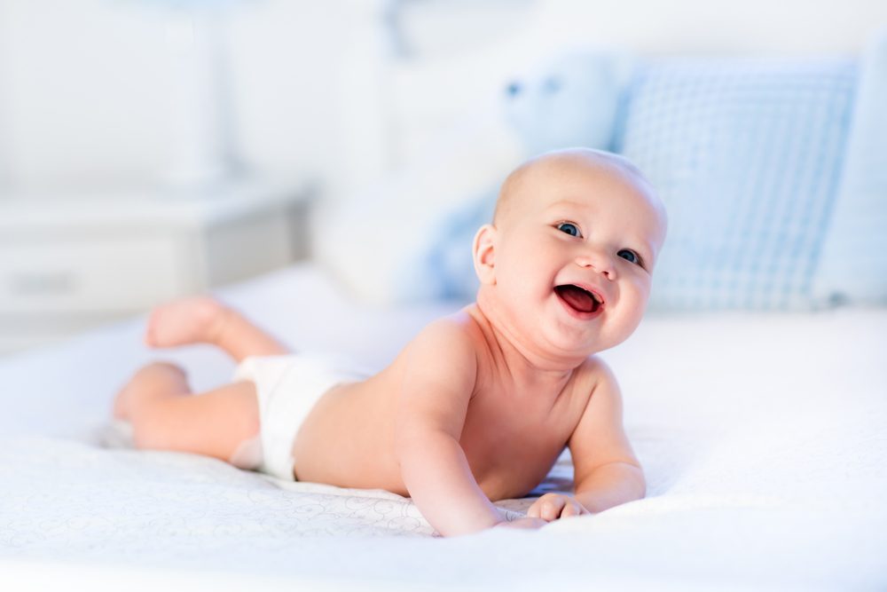 Como ajudar meu bebê a rolar?