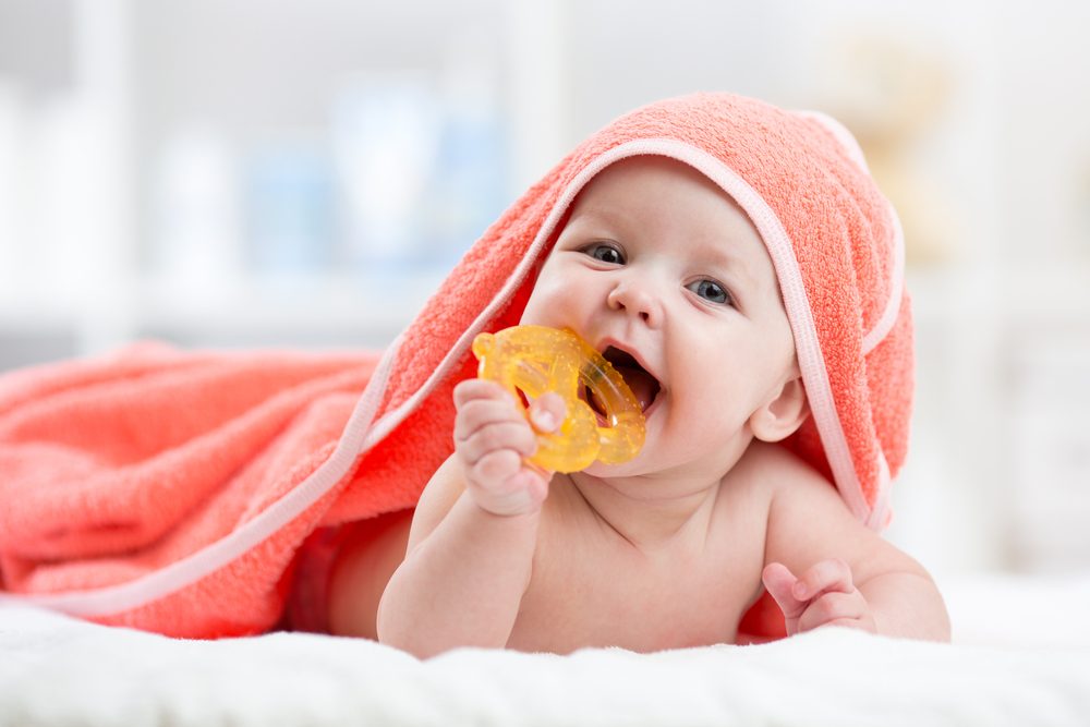 Por que meu bebê coloca tudo na boca?