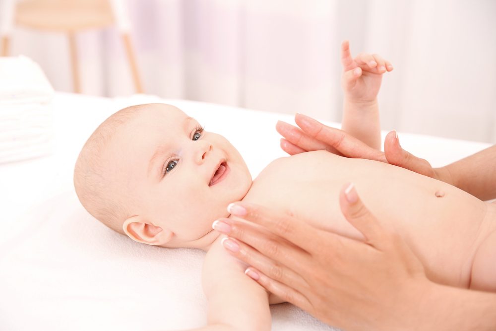 Benefícios da massagem para os bebês