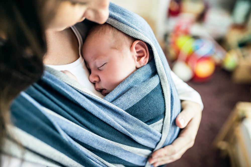 Babywearing: Quais são os benefícios de carregar o bebê e como começar?
