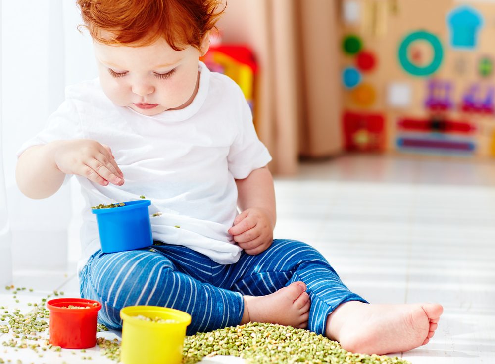 Como posso ajudar meu bebê a desenvolver o movimento de pinça?