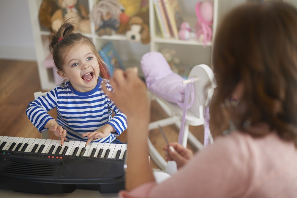 Como a música melhora o desenvolvimento da linguagem?