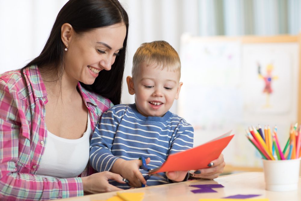 Como estimular a coordenação fina com uma tesoura infantil?