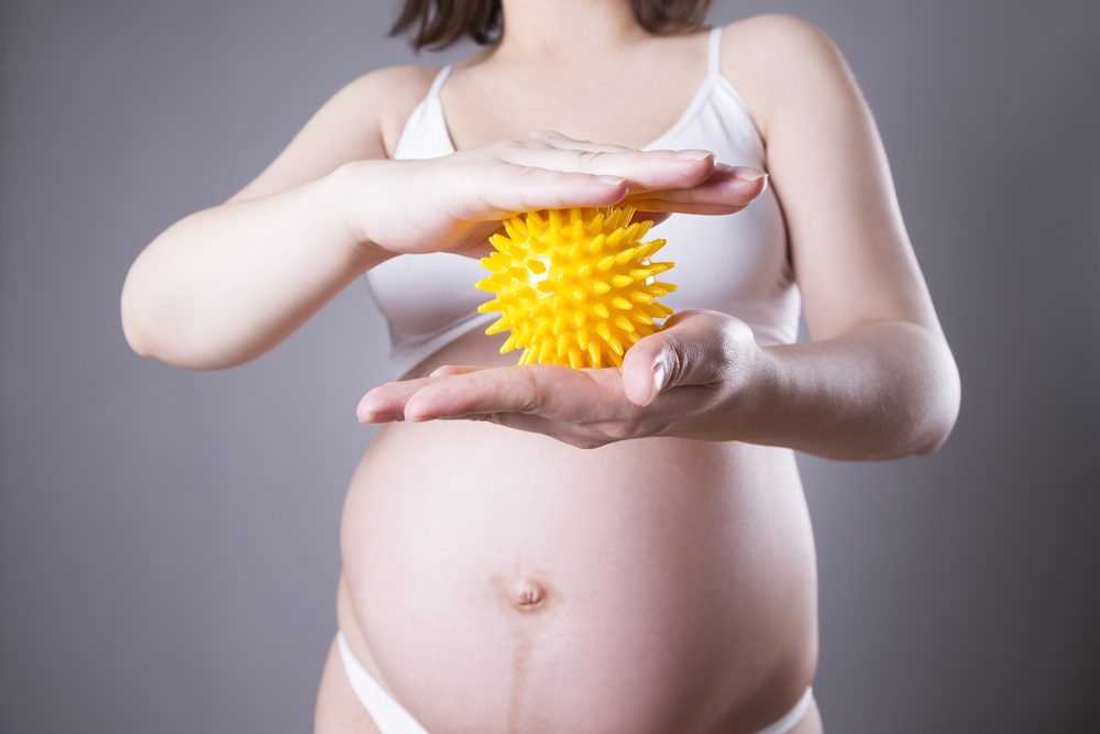 Como posso estimular o sentido do tato do meu bebê?