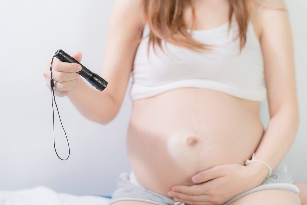 Como posso estimular o sentido da visão do meu bebê?