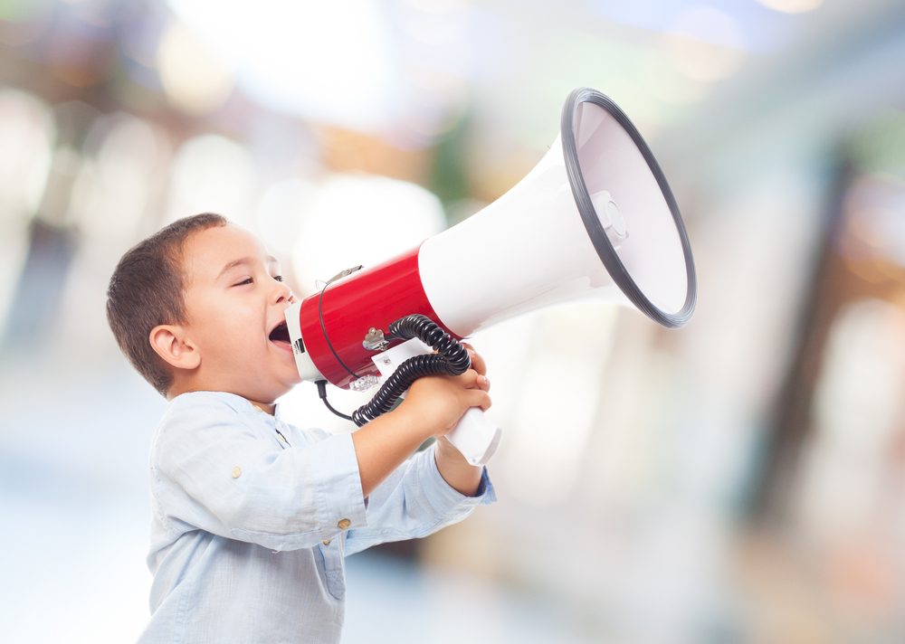 Como está o desenvolvimento linguístico do meu filho de 2 anos?