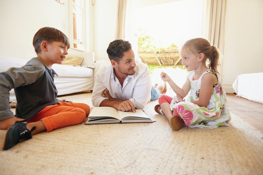 Como posso ensinar habilidades de comunicação social ao meu filho?