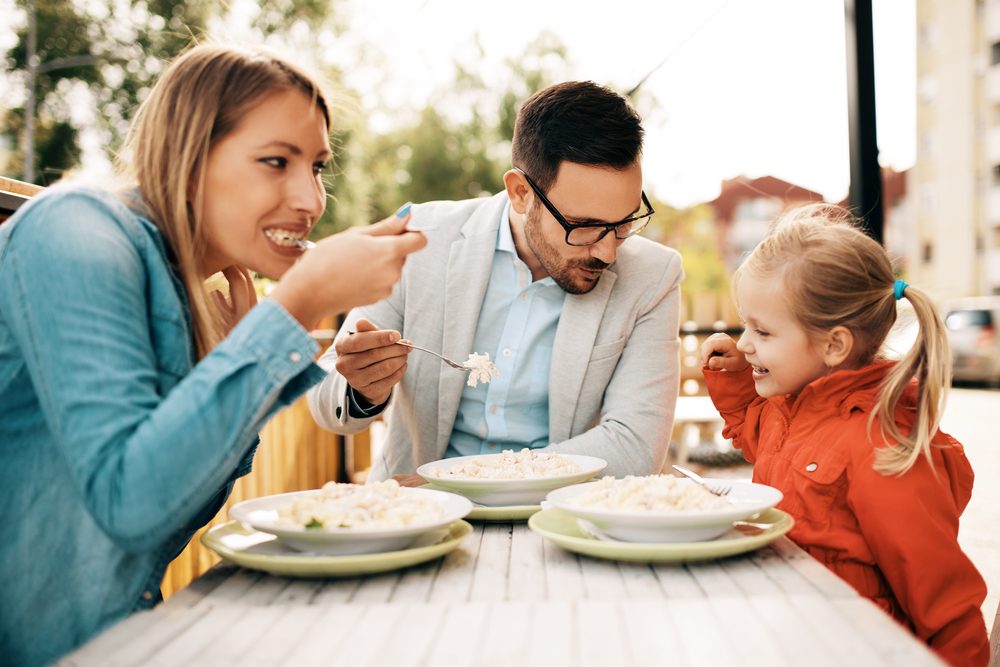 Como sair para comer com crianças pequenas