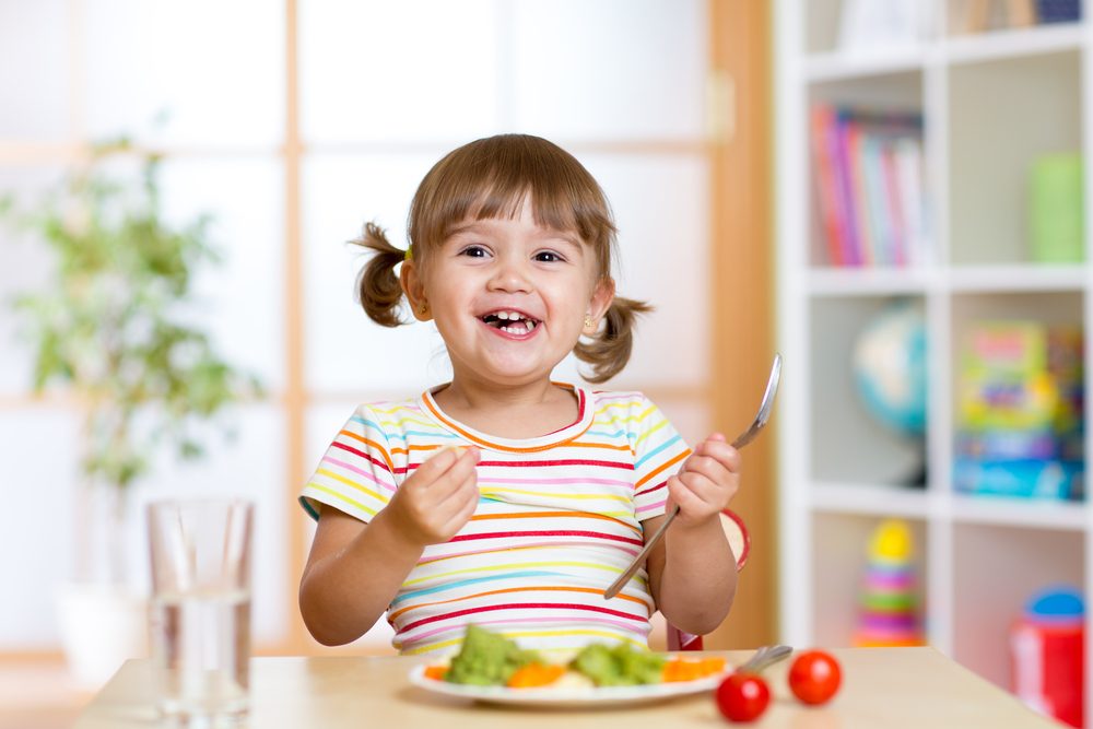 Como ajudar seu filho a se alimentar de forma independente