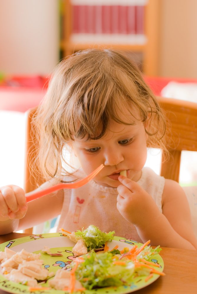 Como ajudar seu filho a comer de forma independente