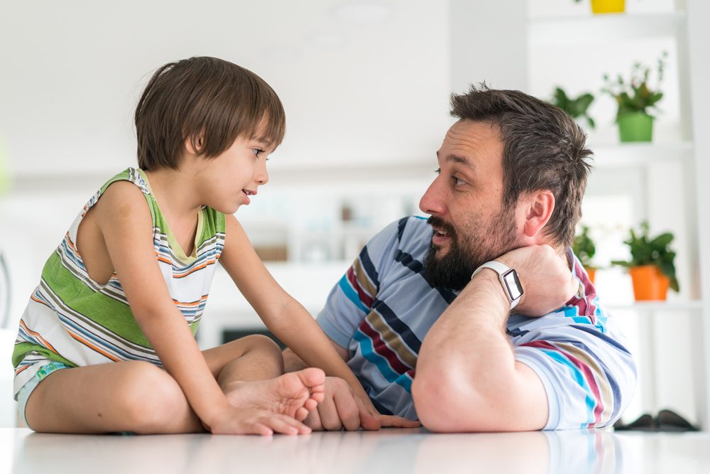 Como se comunicar de uma maneira que promova as habilidades socioafetivas do seu filho