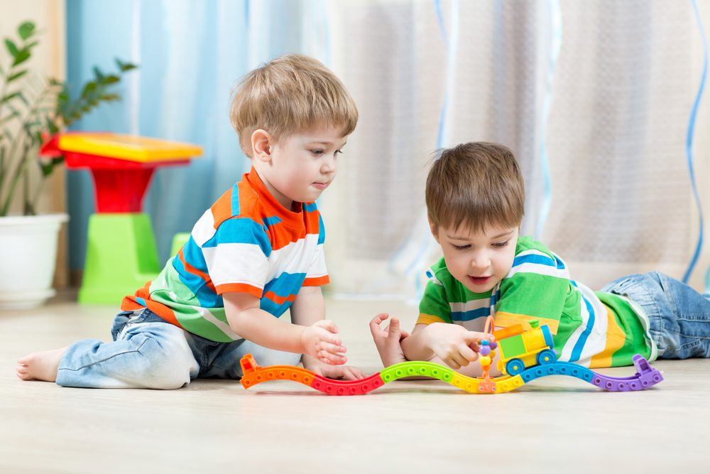 Como posso ajudar meu filho a desenvolver as habilidades que o prepararão para a escola?