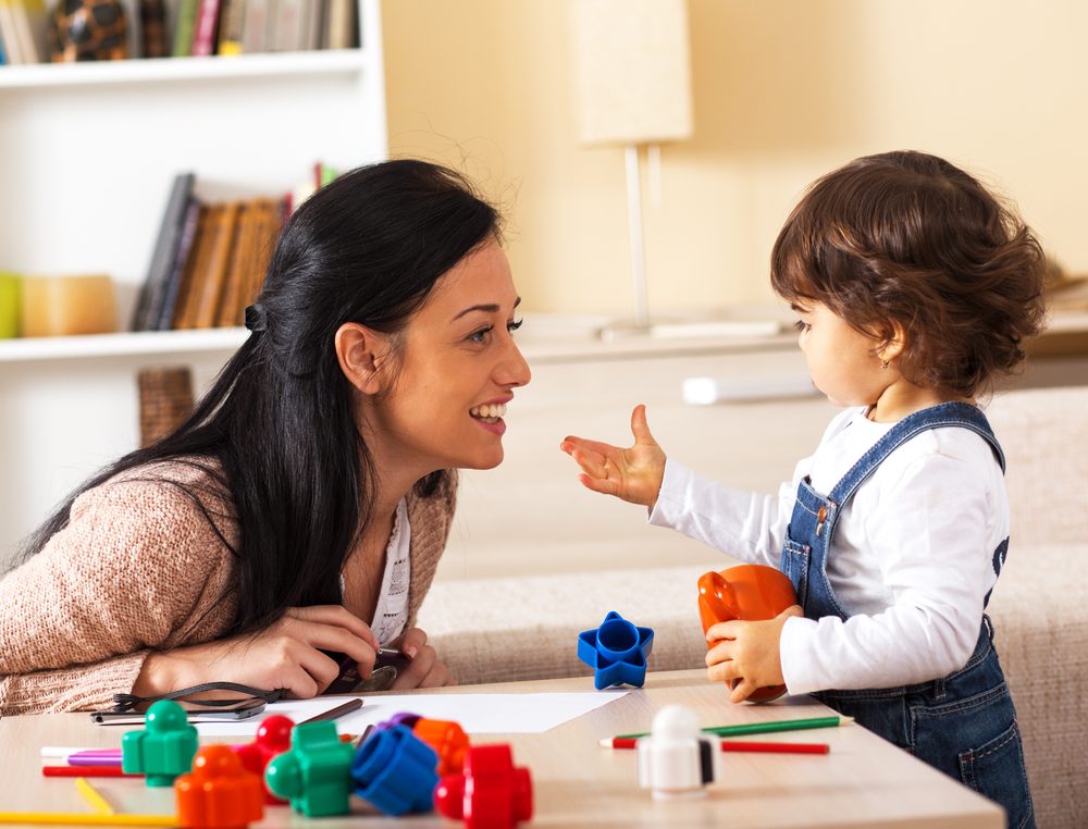 Como a atenção e as interações influenciam o desenvolvimento da linguagem