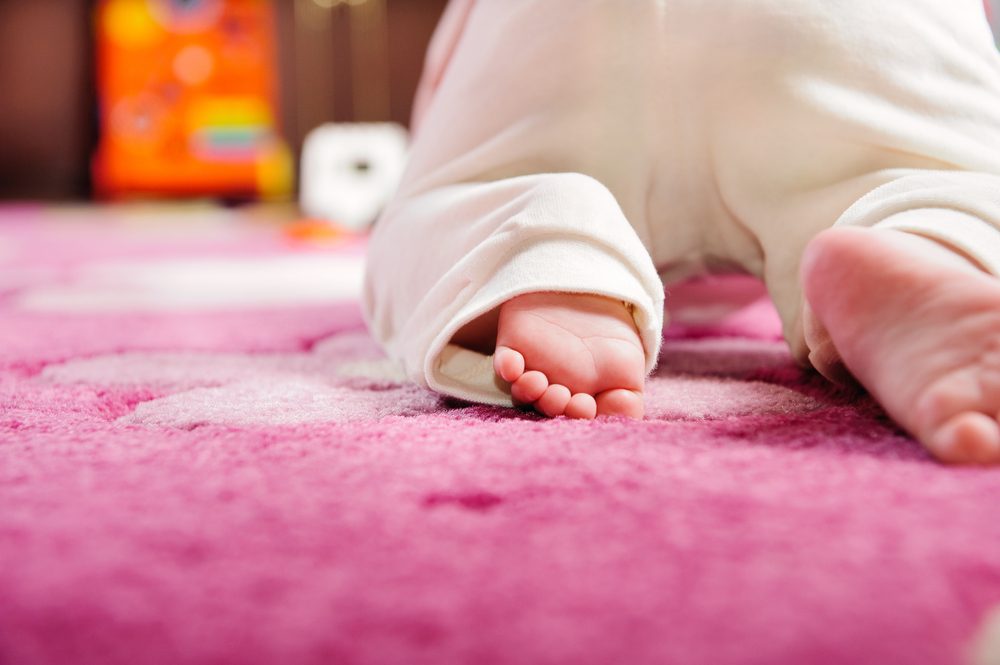 Com quantos meses o bebê começa a engatinhar?