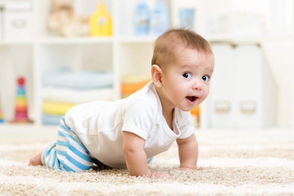 Por que meu bebê está engatinhando para trás?