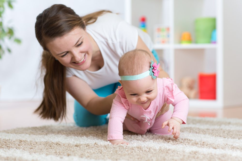 Como saber quando o bebê está pronto para engatinhar?