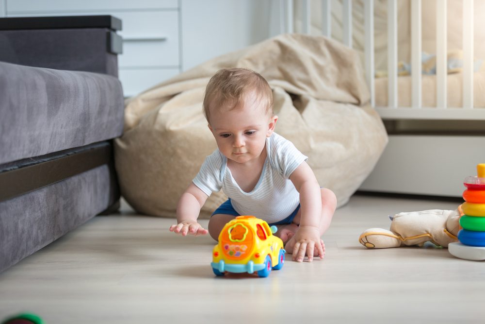 Meu bebê não quer engatinhar, devo me preocupar?