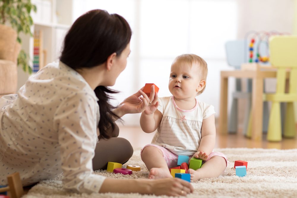 Desenvolvendo as mãos e os dedos com blocos de brinquedo
