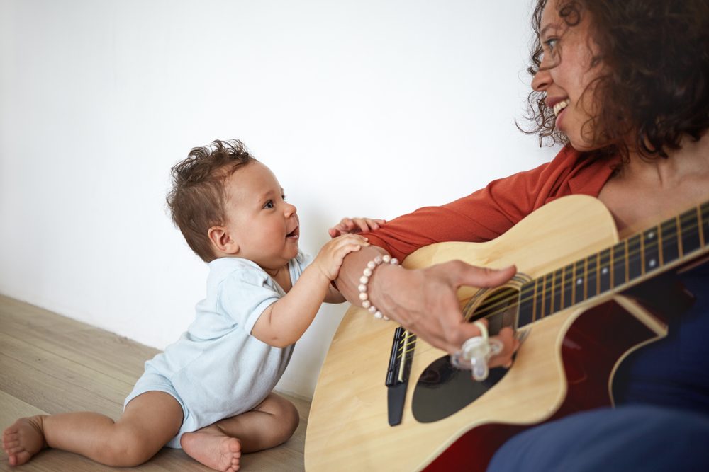 Como desenvolver as habilidades cognitivas do seu filho por meio da música