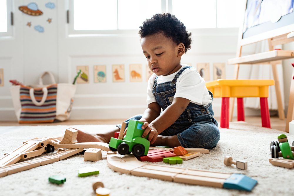 Quando o bebê começa a brincar sozinho?