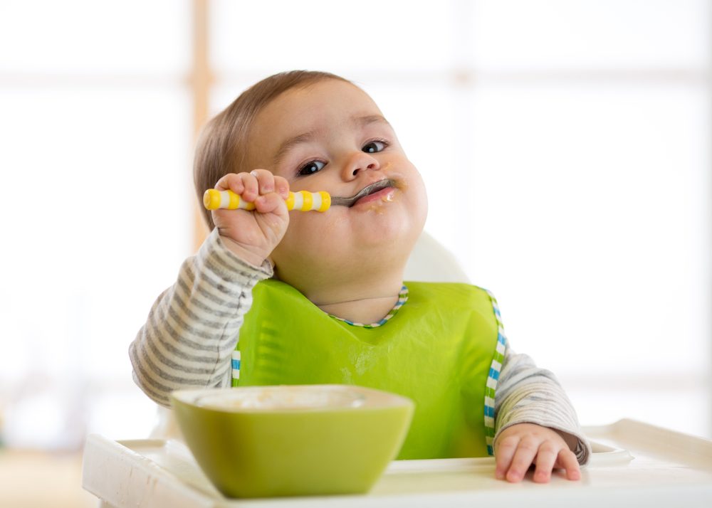 Como e quando ensinar o bebê a comer sozinho?