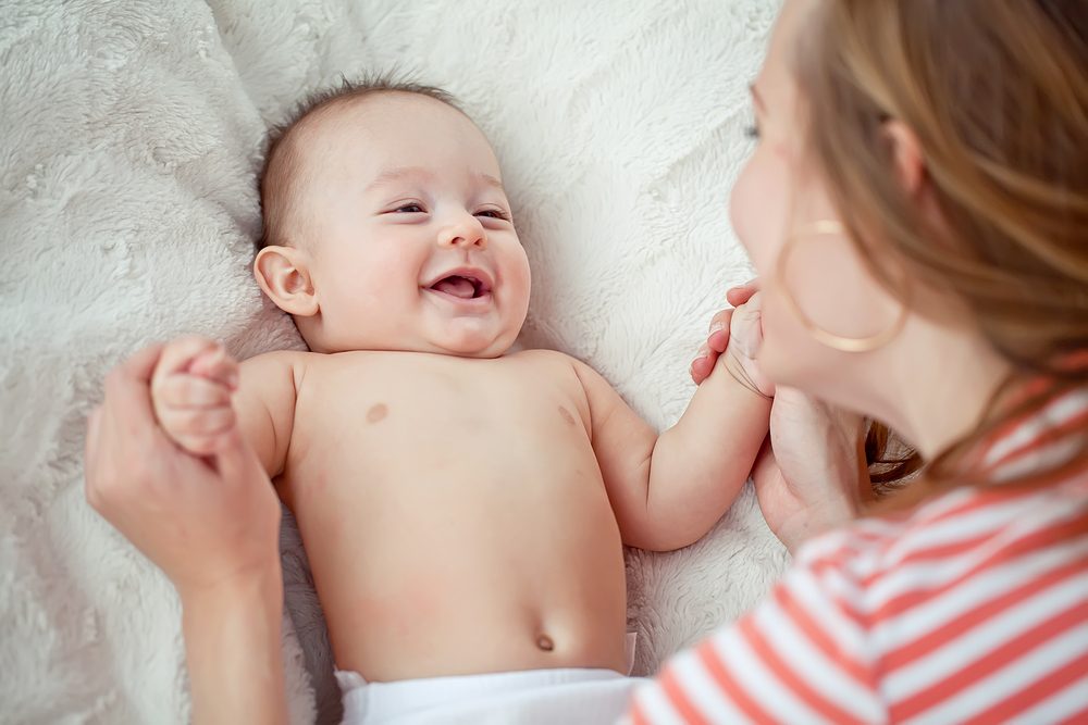 Por que meu bebê fica com as mãos fechadas?