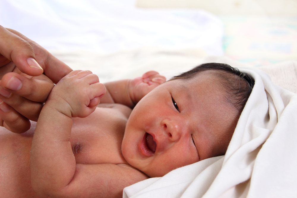 Controle da cabeça do bebê recém-nascido