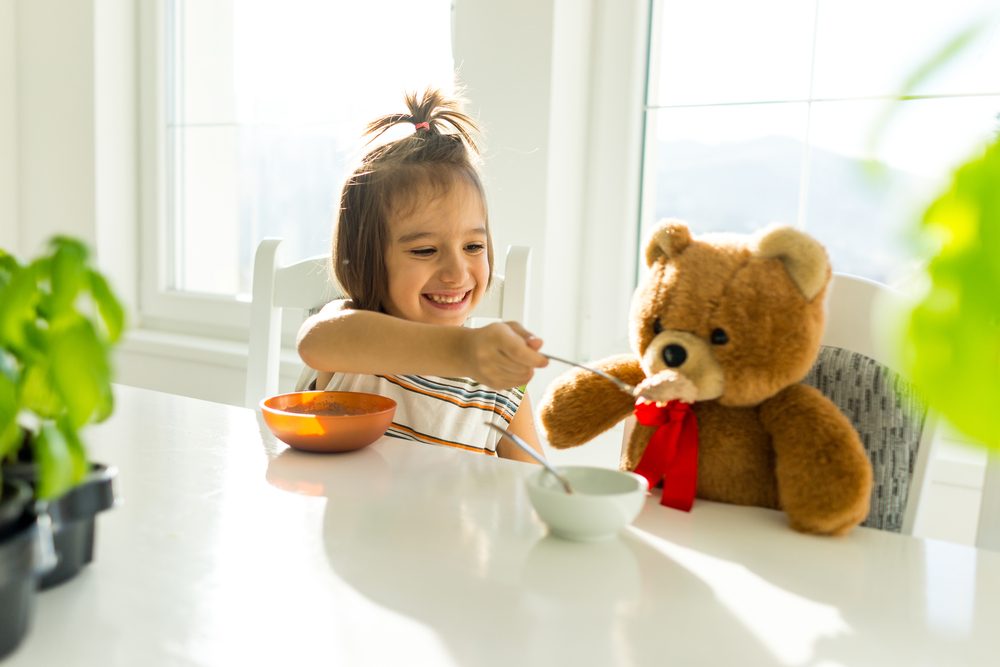 Benefícios do “toy talk” (falar com brinquedos) para o bebê