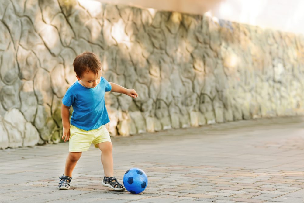 Quando as crianças aprendem a chutar uma bola?