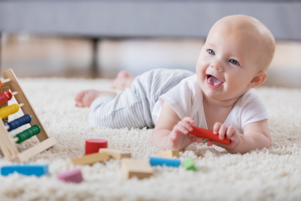 Tummy time: o que é e como praticar com o seu bebê