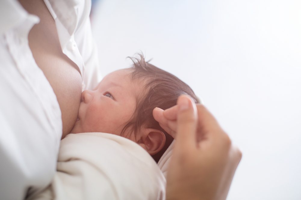Como prevenir que um bebê engasgue com o leite.