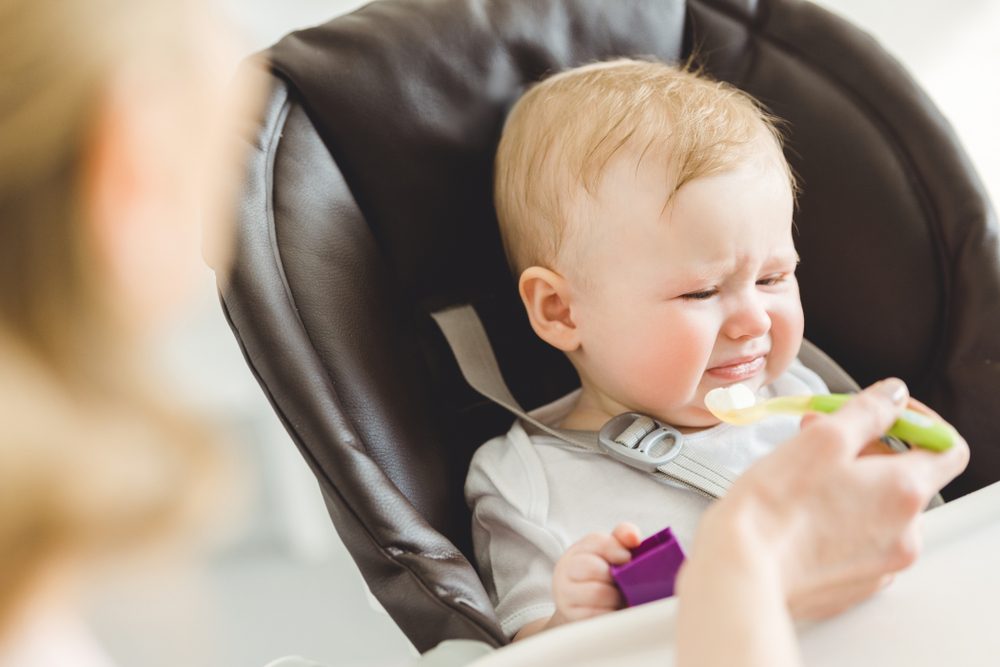 Meu bebê se recusa a comer alimentos sólidos: O que devo fazer?