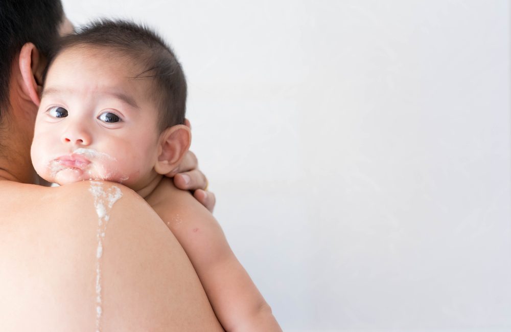 Vômito de bebê vs. Regurgitação: Qual é a diferença?