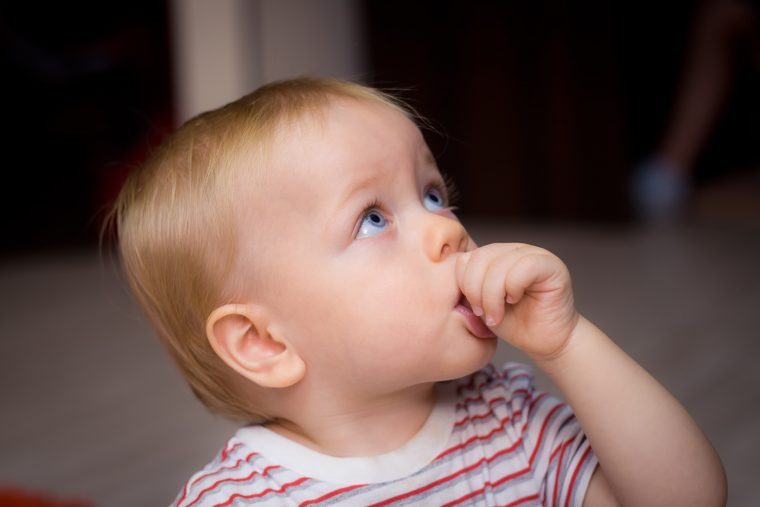 Chupar o dedo: 8 formas de ajudar seu bebê a mudar hábitos