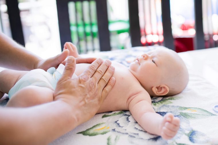 Como aliviar as cólicas do meu bebê?