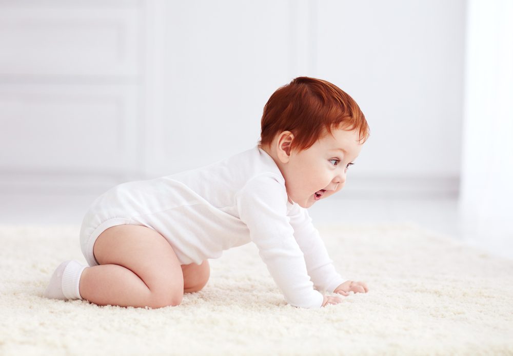 É normal que o meu bebê ainda não engatinhe?