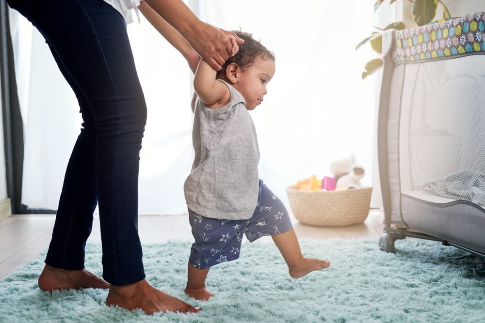 Como ajudar meu bebê a andar sozinho e que precauções devo tomar?
