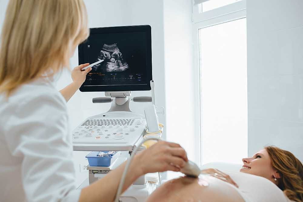 Com quantas semanas o bebê começa a mexer na barriga?
