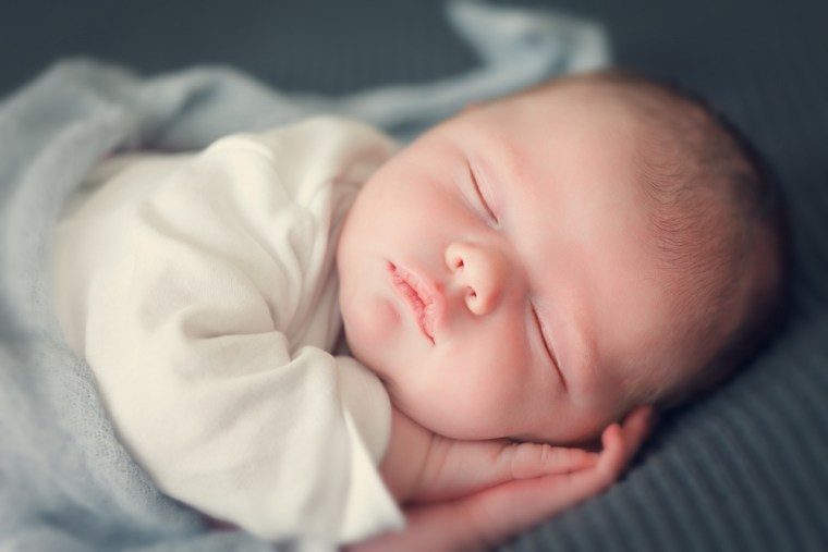 Meu bebê não acorda para mamar! O que fazer?