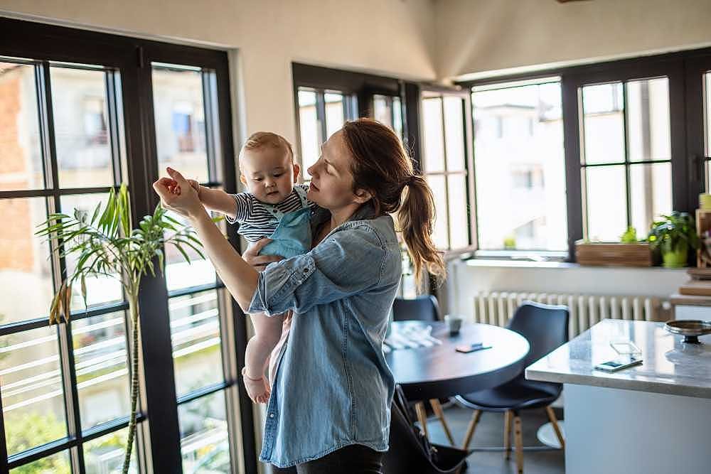 Dança com bebê: quais são os benefícios e como iniciar essa atividade?