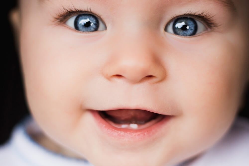 Dente do bebê nascendo: sintomas e remédios