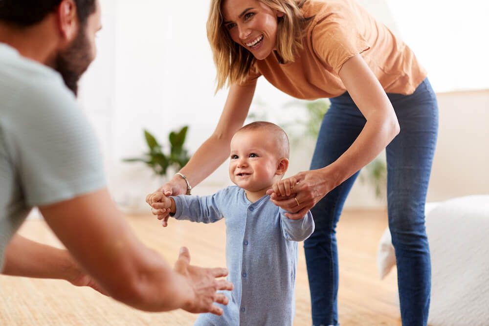 Com quantos meses o bebê começa a andar?