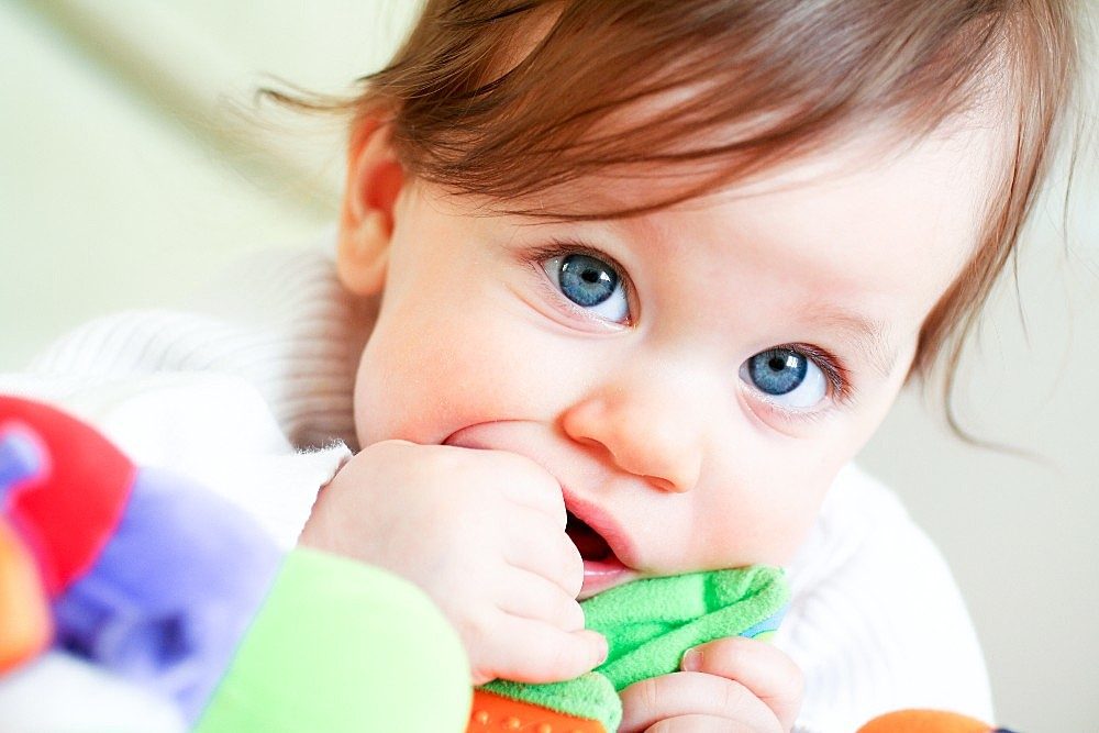 Fase oral do bebê: O que é e quanto tempo dura?